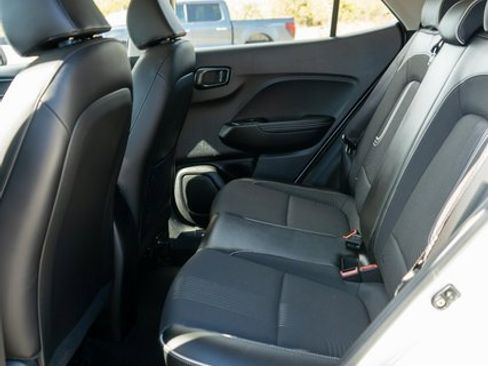 Used 2022 Hyundai Venue Limited image 11