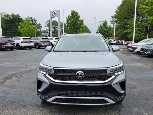 Used 2023 Volkswagen Taos SE w/ Panoramic Sunroof Package FWD image 9