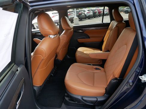 Used 2023 Toyota Highlander Platinum AWD/4WD image 11