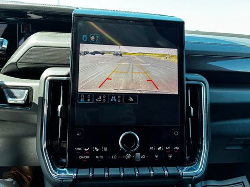 Used 2025 GMC Yukon Elevation w/ Elevation Premium Package AWD/4WD image 14