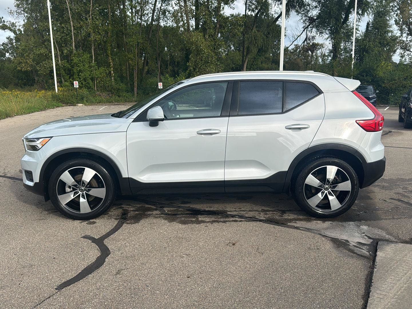 Used 2020 Volvo XC40 T5 Momentum w/ Protection Package Premier AWD/4WD image 2