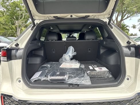 New 2026 Volkswagen Tiguan SE R-Line FWD image 10