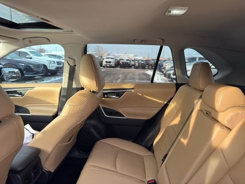 Used 2021 Toyota RAV4 XLE Premium image 33