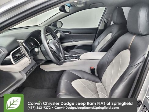 Used 2018 Toyota Camry XLE image 19