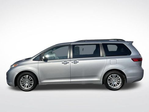 Used 2015 Toyota Sienna XLE FWD image 2