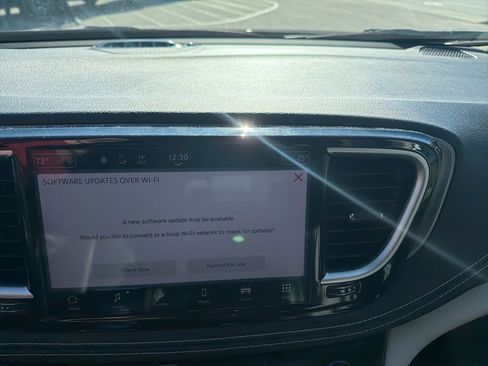 Used 2023 Chrysler Pacifica Touring-L image 14