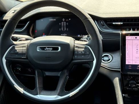 New 2025 Jeep Grand Cherokee Limited w/ Luxury Tech Group II image 15