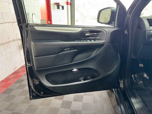 Used 2016 Dodge Grand Caravan R/T FWD image 8