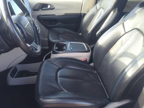 Used 2021 Chrysler Pacifica Touring-L w/ Uconnect Theater Family Group AWD/4WD image 11