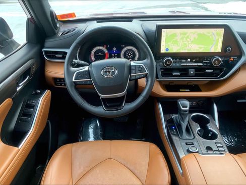 Used 2023 Toyota Highlander Platinum image 6