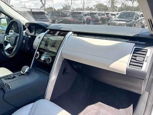 Used 2025 Land Rover Discovery S image 32