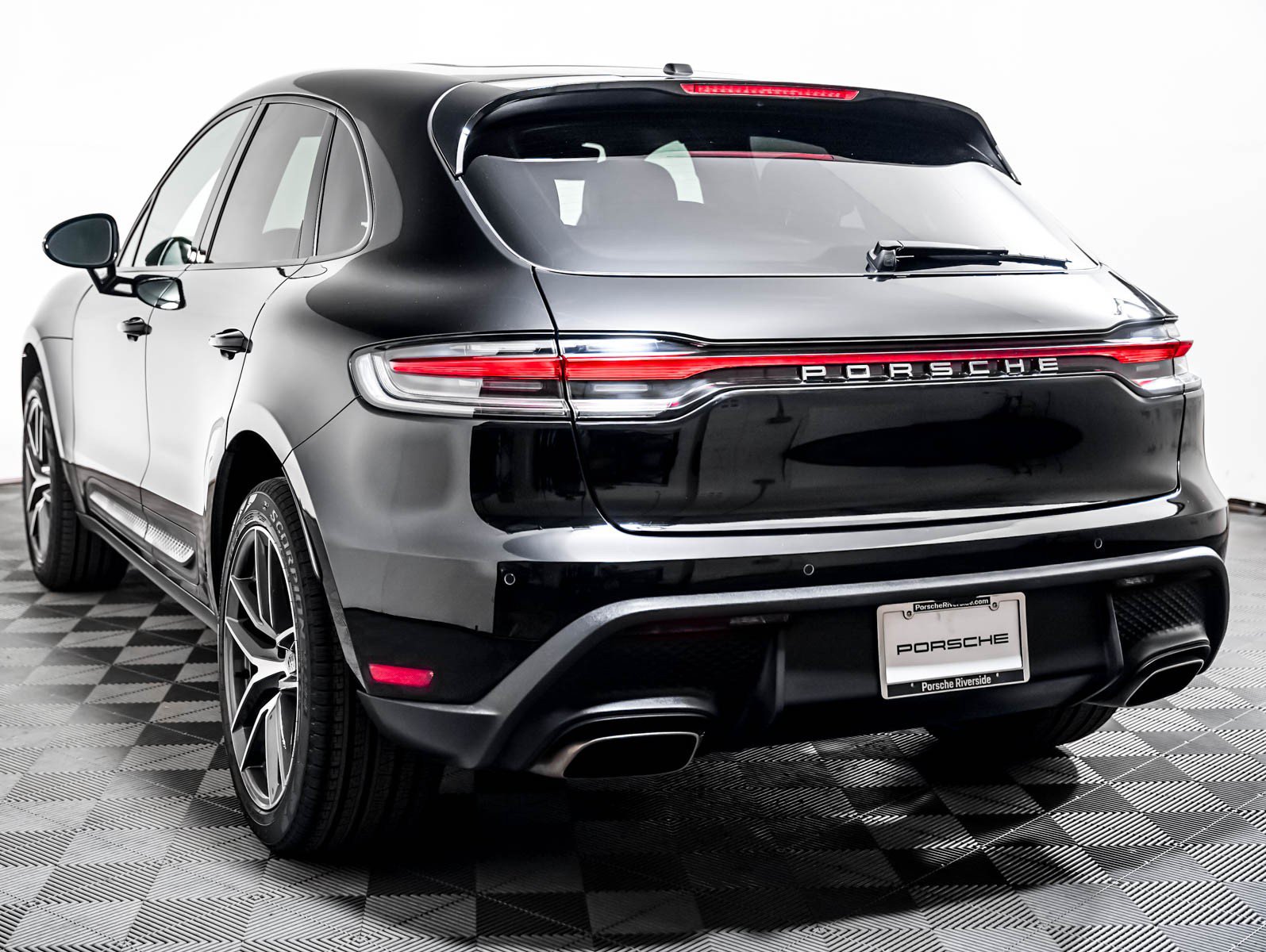 Certified 2024 Porsche Macan AWD/4WD image 3