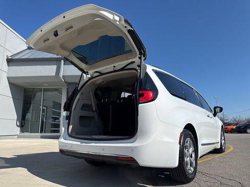 Used 2023 Chrysler Pacifica Limited FWD image 35