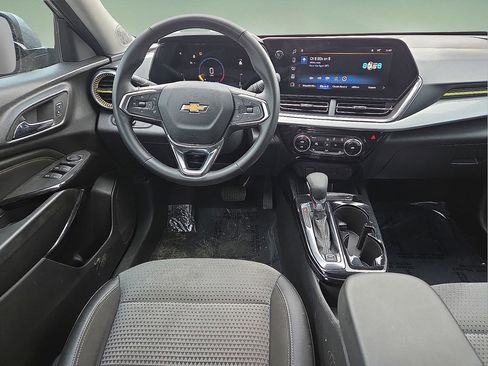 Used 2025 Chevrolet Trax LT w/ LT Convenience Package image 18