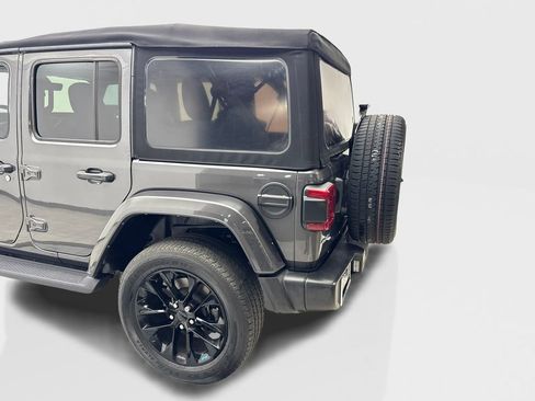 Used 2022 Jeep Wrangler Unlimited Sahara w/ Cold Weather Group AWD/4WD image 18