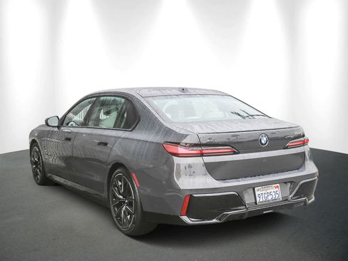 Used 2025 BMW 750e xDrive w/ Premium Package image 4