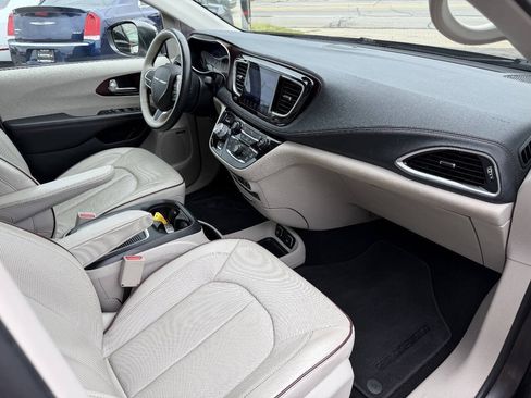 Used 2017 Chrysler Pacifica Limited FWD image 6