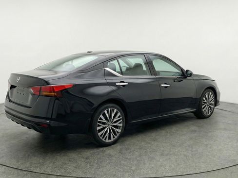 Used 2025 Nissan Altima 2.5 SV image 9