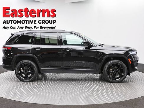 Used 2024 Jeep Grand Cherokee Altitude AWD/4WD image 4