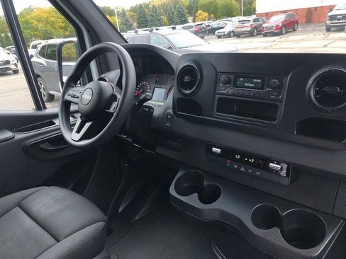 Used 2019 Freightliner Sprinter 2500 w/ Driver Convenience Package image 17