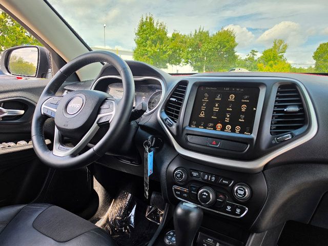 Used 2015 Jeep Cherokee Trailhawk w/ Cold Weather Group AWD/4WD image 14