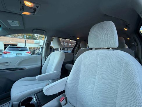 Used 2013 Toyota Sienna LE FWD image 22