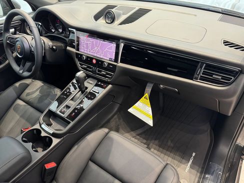 Used 2025 Porsche Macan image 24