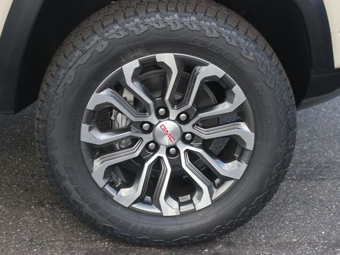 New 2026 GMC Canyon Denali image 9