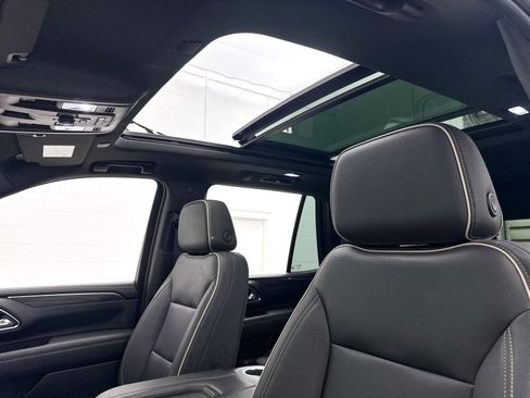 Used 2022 GMC Yukon SLT w/ SLT Premium Package image 1