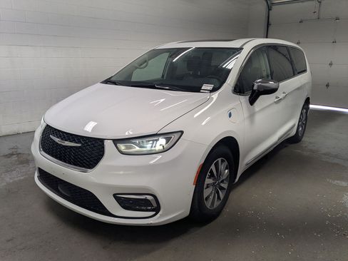 Used 2023 Chrysler Pacifica Limited w/ Uconnect Theater Family Group FWD image 11