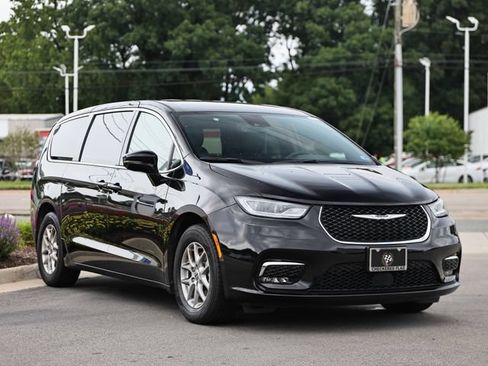 Used 2025 Chrysler Pacifica Select FWD image 13