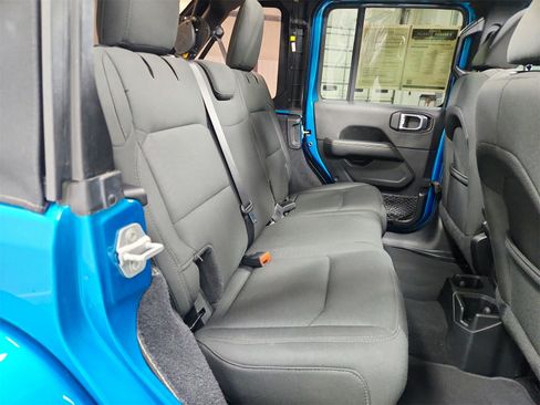 Used 2020 Jeep Wrangler Unlimited Sahara image 35