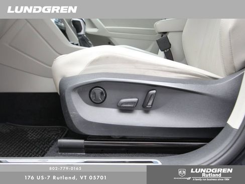 Used 2022 Volkswagen Tiguan SE R-Line image 12
