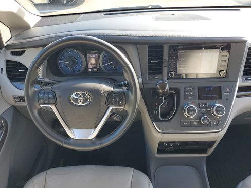 Used 2019 Toyota Sienna L image 19