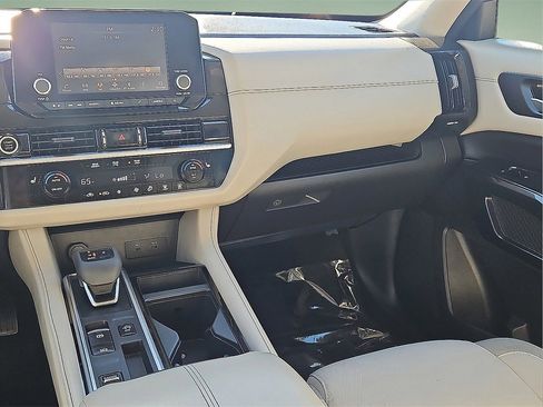 Used 2022 Nissan Pathfinder SV image 16