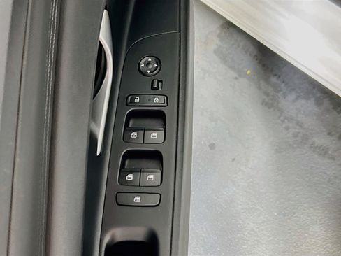 Used 2023 Hyundai Elantra Limited FWD image 18
