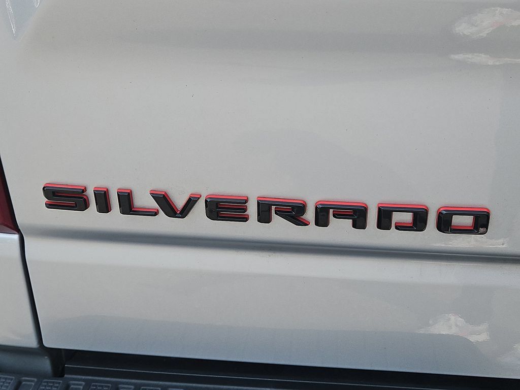 Used 2021 Chevrolet Silverado 1500 RST w/ Redline Edition AWD/4WD image 9
