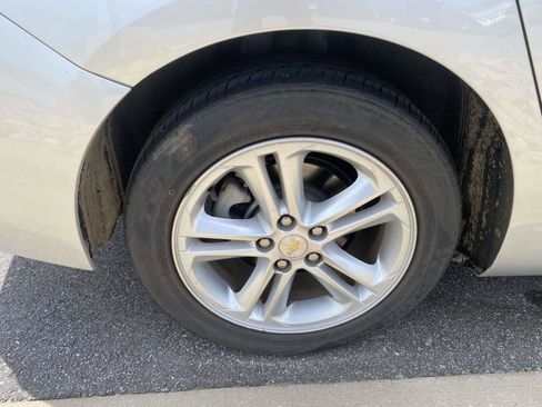 Used 2017 Chevrolet Cruze LT FWD image 9