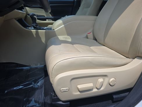 Used 2016 Toyota Highlander Limited w/ Driver Technology Package AWD/4WD image 30