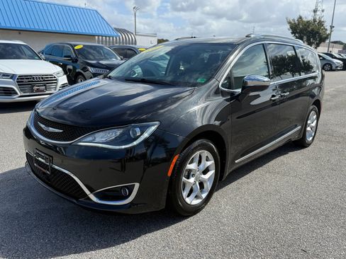 Used 2020 Chrysler Pacifica Limited w/ Advanced Safetytec Group image 3