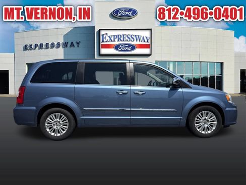Used 2011 Chrysler Town & Country Touring-L w/ Driver Convenience Group FWD image 4