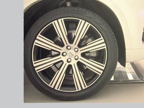 Used 2022 Volvo XC90 T6 Inscription w/ Climate Package image 11