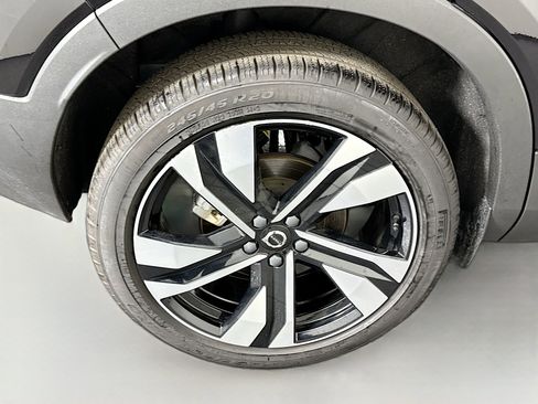 Used 2025 Volvo XC40 B5 Plus image 33