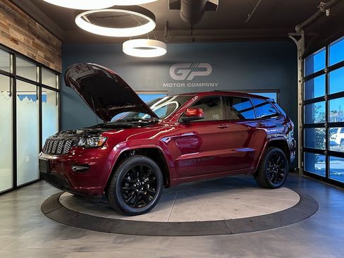 Used 2018 Jeep Grand Cherokee Altitude image 23