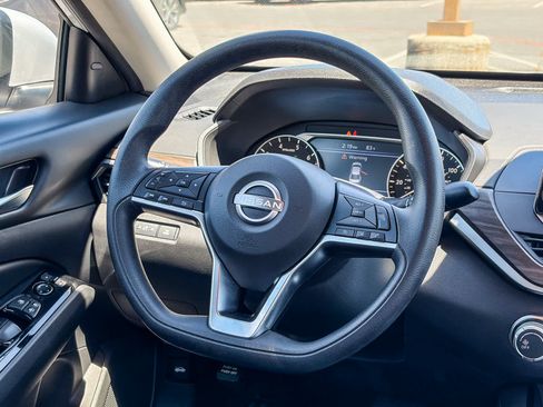 Used 2023 Nissan Altima 2.5 SV FWD image 14