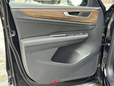 Used 2025 Volkswagen Atlas SE image 13