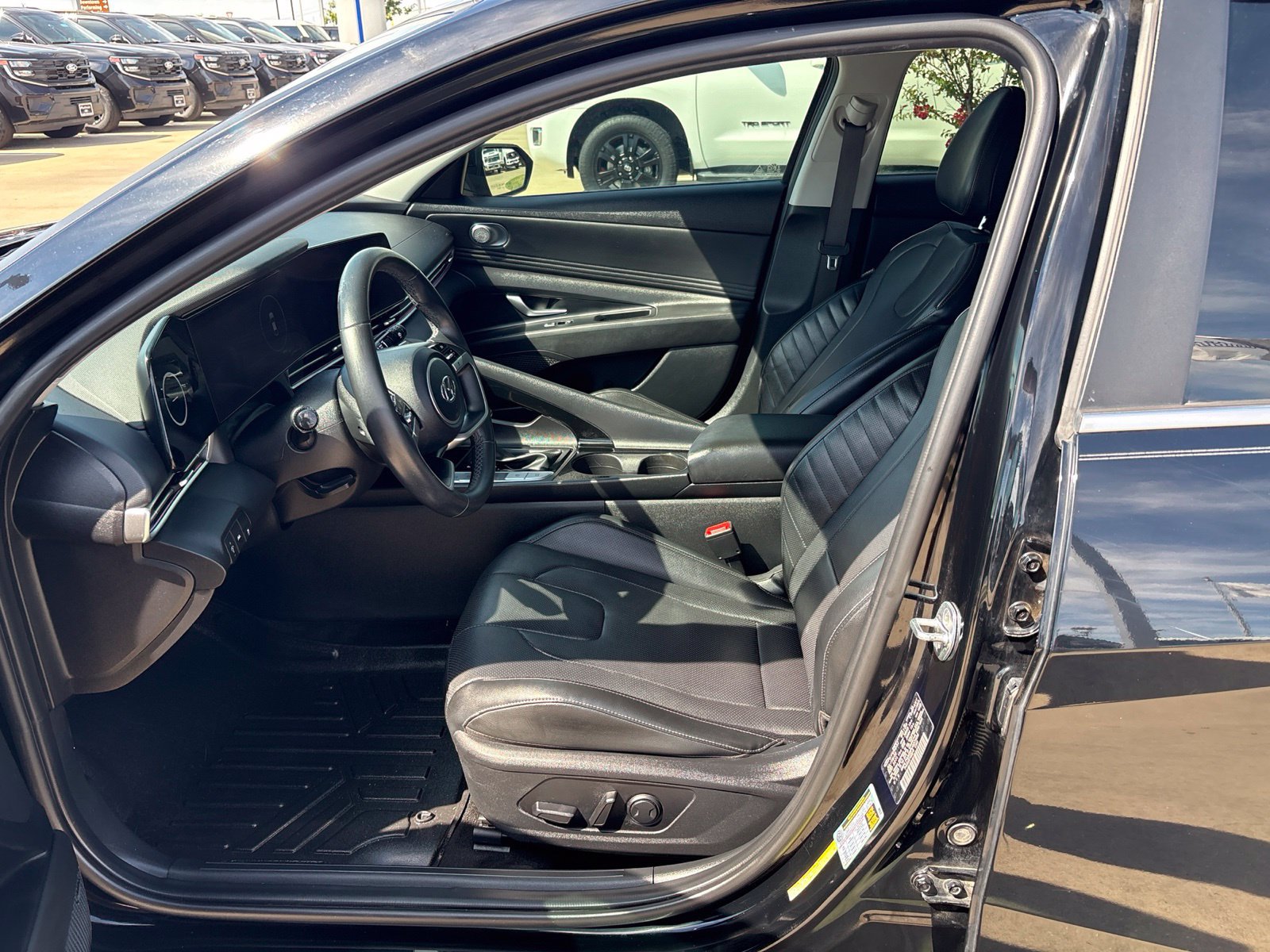 Used 2023 Hyundai Elantra Limited w/ Preferred Accessory Package FWD image 15