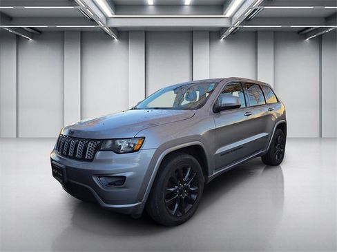 Used 2017 Jeep Grand Cherokee Altitude image 3