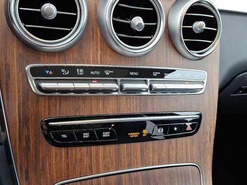 Used 2022 Mercedes-Benz GLC 300 4MATIC w/ Multimedia Package Lite image 16