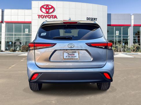 Used 2024 Toyota Highlander XLE FWD image 6